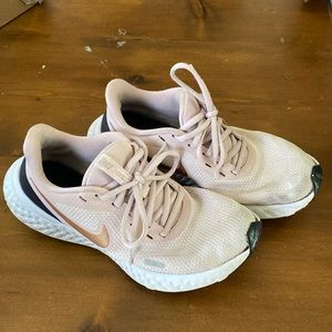 Pink Nike women’s tennis shoes